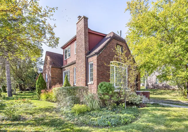 Photo 1 of Single family home for sale at 19 W Hattendorf Ave, Roselle, IL 60172 | MLS# 12658514 | Listing updated on 2026-10-20
