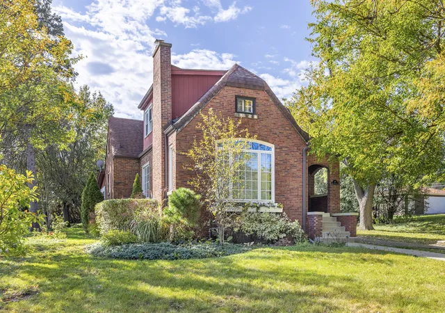 Photo 2 of Single family home for sale at 19 W Hattendorf Ave, Roselle, IL 60172 | MLS# 12658514 | Listing updated on 2026-10-20