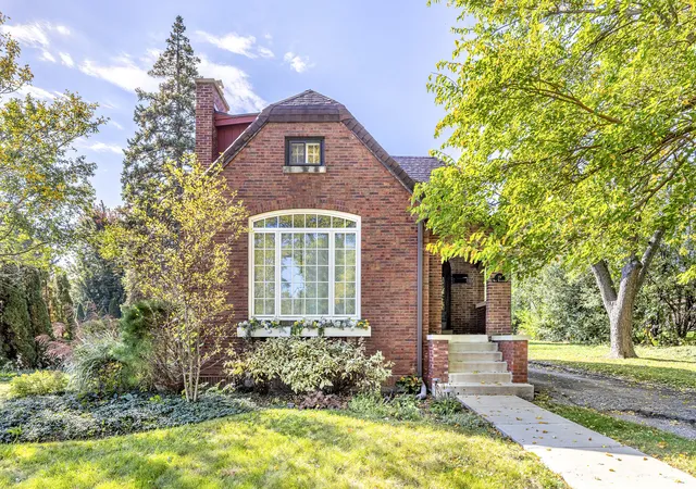 Photo 3 of Single family home for sale at 19 W Hattendorf Ave, Roselle, IL 60172 | MLS# 12658514 | Listing updated on 2026-10-20