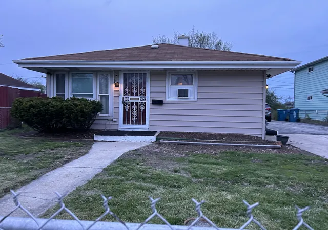 Homes for sale in Dixmoor, IL | 41 Circle Dr, Dixmoor, IL 60426 | MLS# 12658602
