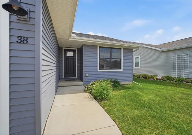 Homes for sale in Bloomington, IL | 38 Winding Wy, Bloomington, IL 61705 | MLS# 12658616