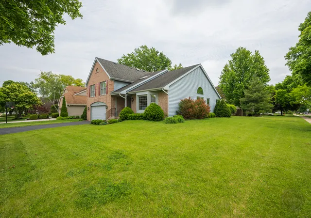 30th image of 1046 E Amberwood Cir, Naperville, IL 60563 | MLS# 12658980