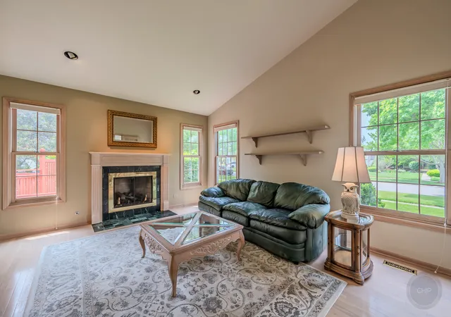 5th image of 1046 E Amberwood Cir, Naperville, IL 60563 | MLS# 12658980