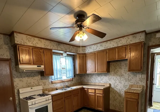 Homes for sale in Duquoin, IL | 554 North Division St, Duquoin, IL 62832 | MLS# 12659130