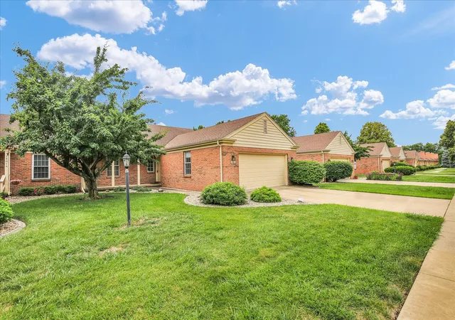 2nd image of 1501 Broadmoor Dr #B, Champaign, IL 61821 | MLS# 12659160