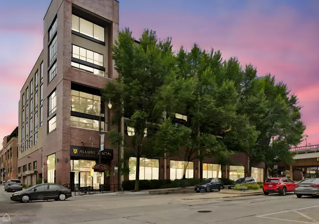 Listing Photo 1 - Condo for sale in building located at 3946 N Ravenswood Ave, Chicago, IL 60613 - Unit #603