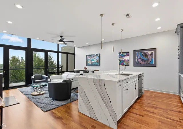 Listing Photo 2 - Condo for sale in building located at 3946 N Ravenswood Ave, Chicago, IL 60613 - Unit #603