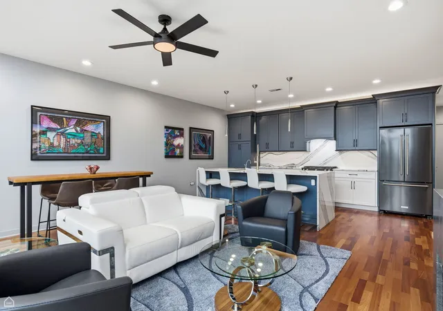 Listing Photo 3 - Condo for sale in building located at 3946 N Ravenswood Ave, Chicago, IL 60613 - Unit #603