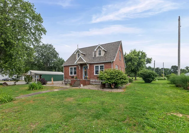 Photo 2 of Single family home for sale at 1095 W Robinson St, Wayne City, IL 62895 | MLS# 12659642 | Listing updated on 2026-09-03