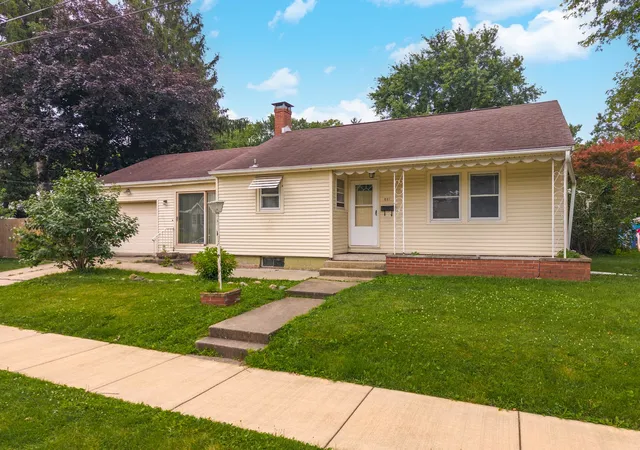 Homes for sale in Bloomington, IL | 801 Fremont St, Bloomington, IL 61701 | MLS# 12659681