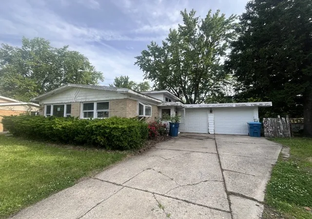 Photo 2 of Single family home for sale at 81 E Arquilla Dr, Chicago Heights, IL 60411 | MLS# 12659745 | Listing updated on 2026-09-16