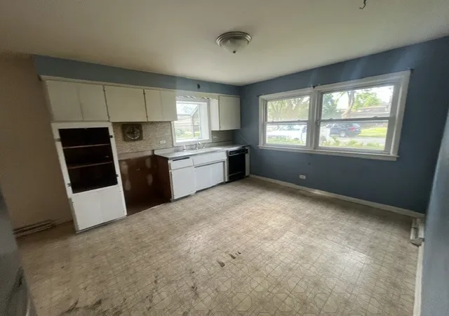 Photo 4 of Single family home for sale at 81 E Arquilla Dr, Chicago Heights, IL 60411 | MLS# 12659745 | Listing updated on 2026-09-16