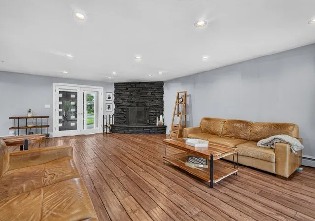 Photo 3 of Sale Pending at 2843 S Briarwood Dr E, Arlington Heights, IL 60005 | MLS# 12659794 | Listing updated on 2026-10-01