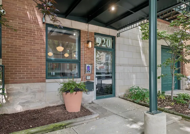 3rd image of 920 W Sheridan Rd, Chicago, IL 60613