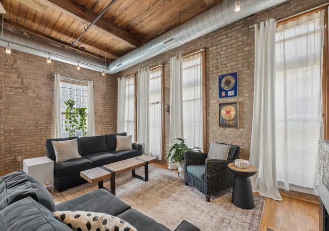 5th image of 920 W Sheridan Rd, Chicago, IL 60613