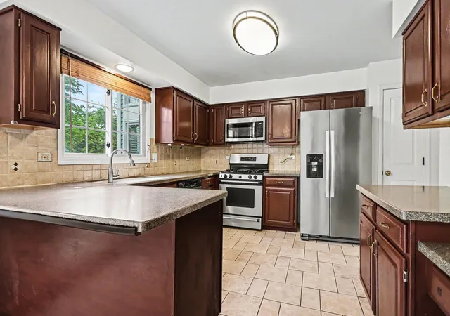 2nd image of 865 Warwick Ln Se, Lake Zurich, IL 60047 | MLS# 12660014
