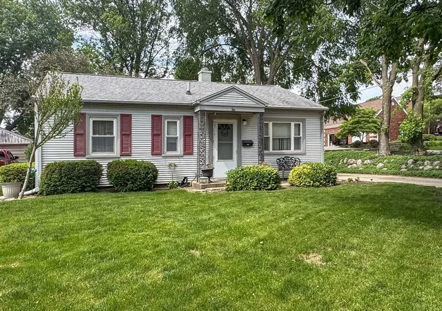 Homes for sale in Bloomington, IL | 1210 Greenlawn Dr, Bloomington, IL 61701 | MLS# 12660150