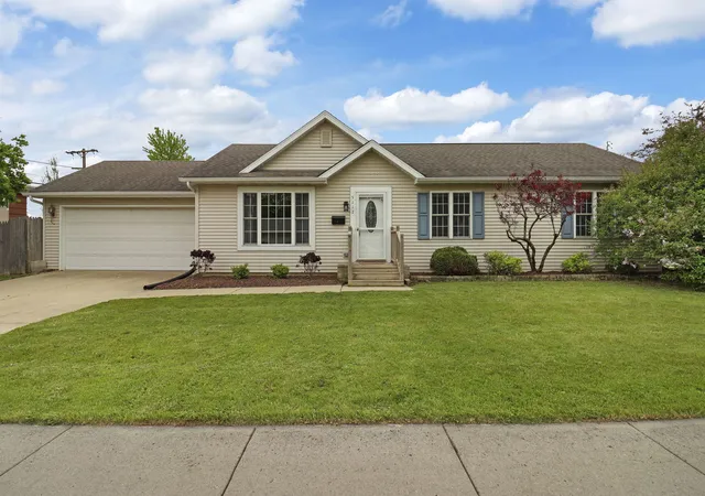 Homes for sale in Kenosha, WI | 5117 58th St, Kenosha, WI 53144 | MLS# 12660168