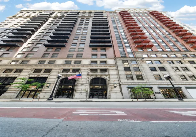 Homes for sale in Chicago, IL | 212 W Washington St #1402, Chicago, IL 60606 | MLS# 12660191