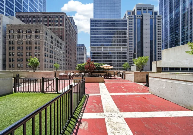 Homes for sale in Chicago, IL | 212 W Washington Street, Chicago, IL 60606 | Houzeo