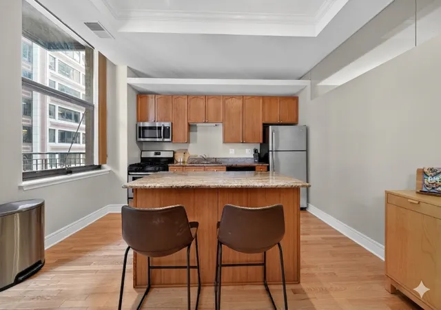 Homes for sale in Chicago, IL | 212 W Washington St #1402, Chicago, IL 60606 | MLS# 12660191