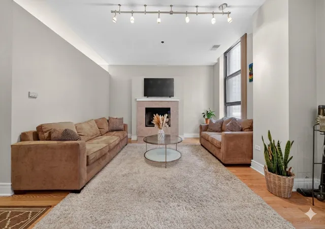 Homes for sale in Chicago, IL | 212 W Washington St #1402, Chicago, IL 60606 | MLS# 12660191