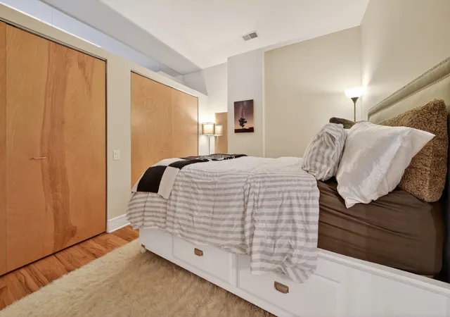 Homes for sale in Chicago, IL | 212 W Washington St #1402, Chicago, IL 60606 | MLS# 12660191