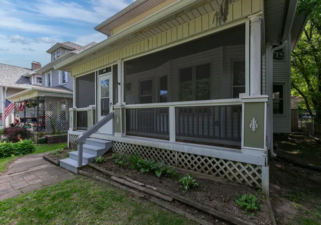 Homes for sale in Moline, IL | 620 10 St, Moline, IL 61265 | MLS# 12660287