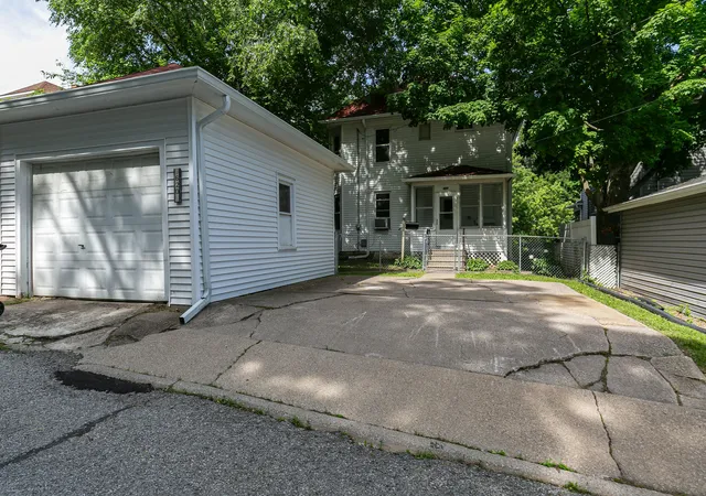 Homes for sale in Moline, IL | 620 10 St, Moline, IL 61265 | MLS# 12660287