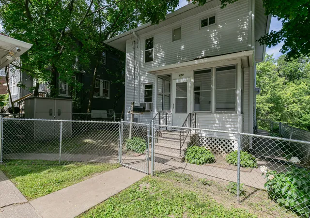 Homes for sale in Moline, IL | 620 10 St, Moline, IL 61265 | MLS# 12660287