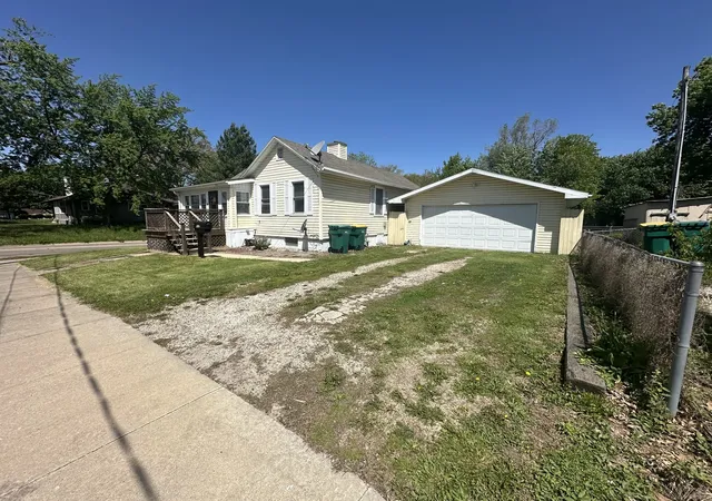 Homes for sale in Streator, IL | 102 E Grove St, Streator, IL 61364 | MLS# 12660638