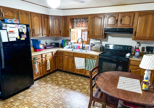 Homes for sale in Streator, IL | 102 E Grove St, Streator, IL 61364 | MLS# 12660638