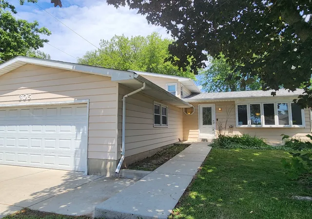 Homes for sale in Antioch, IL | 305 North Ave, Antioch, IL 60002 | MLS# 12660786