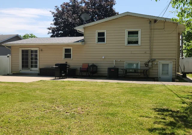Homes for sale in Antioch, IL | 305 North Ave, Antioch, IL 60002 | MLS# 12660786
