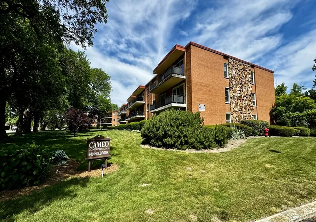 Photo 1 of Sale Pending at 940 Holbrook Rd #32C, Homewood, IL 60430 | MLS# 12660796 | Listing updated on 2026-08-10