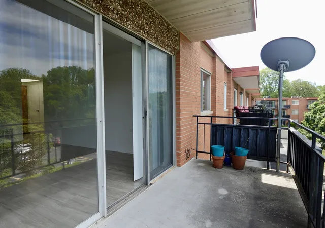 Photo 4 of Sale Pending at 940 Holbrook Rd #32C, Homewood, IL 60430 | MLS# 12660796 | Listing updated on 2026-08-10