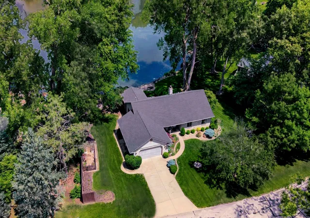 Homes for sale in Mahomet, IL | 1802 Lake Shore Dr, Mahomet, IL 61853 | MLS# 12660881