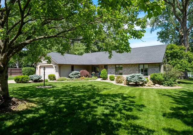Homes for sale in Mahomet, IL | 1802 Lake Shore Dr, Mahomet, IL 61853 | MLS# 12660881