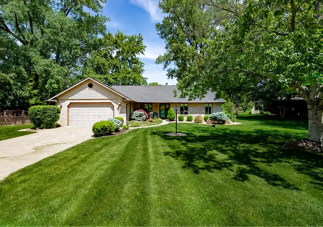 Homes for sale in Mahomet, IL | 1802 Lake Shore Dr, Mahomet, IL 61853 | MLS# 12660881