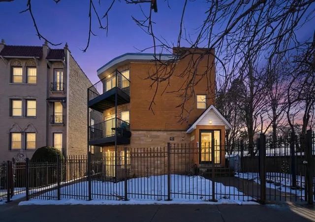 Homes for sale in Chicago, IL | 1937 W Pratt Boulevard, Chicago, IL 60626 | Houzeo