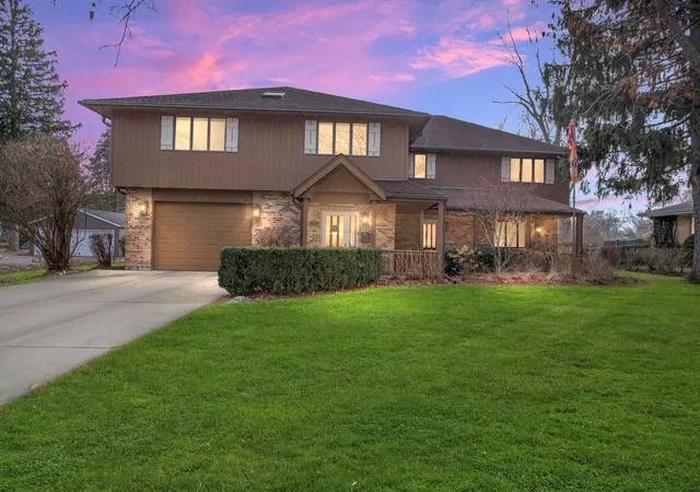 1st image of 1415 W Hawthorne St, Arlington Heights, IL 60005 | MLS# 12661488