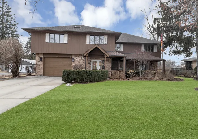 2nd image of 1415 W Hawthorne St, Arlington Heights, IL 60005 | MLS# 12661488