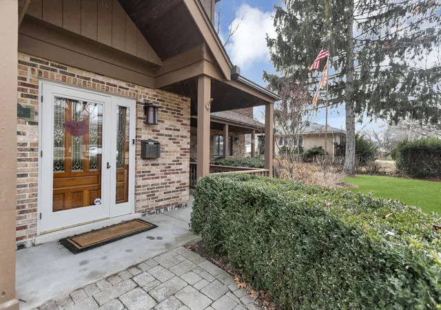 3rd image of 1415 W Hawthorne St, Arlington Heights, IL 60005 | MLS# 12661488