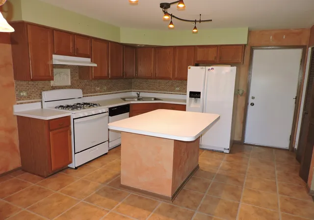 4th image of 2480 Frost Dr, Aurora, IL 60503 | MLS# 12661537
