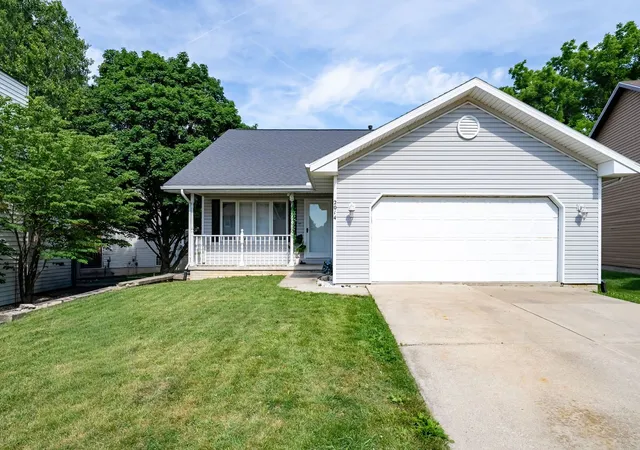 Homes for sale in Bloomington, IL | 2014 Woodhavens Dr, Bloomington, IL 61701 | MLS# 12661569