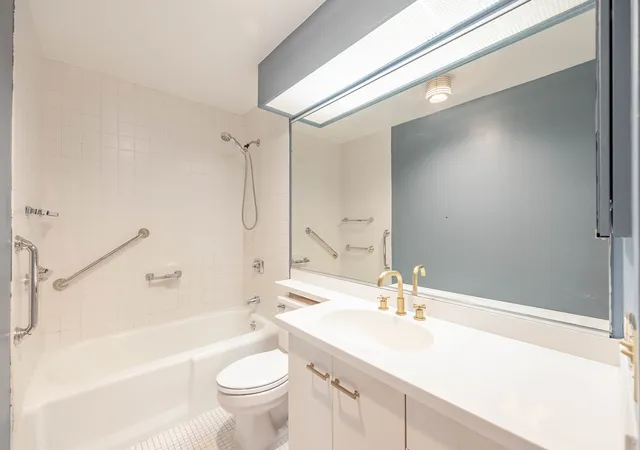 2nd image of 110 E Delaware Pl, Chicago, IL 60611
