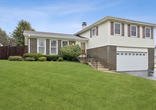 Photo 2 of Single family home for sale at 1423 Colony Ct, Lombard, IL 60148 | MLS# 12661750 | Listing updated on 2026-09-27