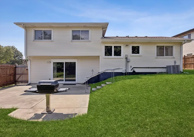 Photo 3 of Single family home for sale at 1423 Colony Ct, Lombard, IL 60148 | MLS# 12661750 | Listing updated on 2026-09-27