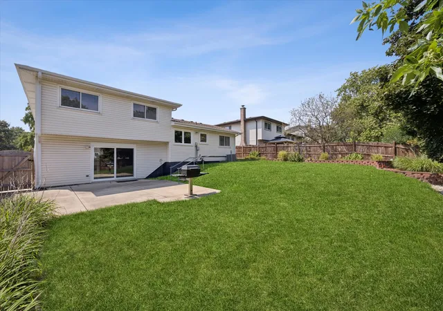 Photo 4 of Single family home for sale at 1423 Colony Ct, Lombard, IL 60148 | MLS# 12661750 | Listing updated on 2026-09-27