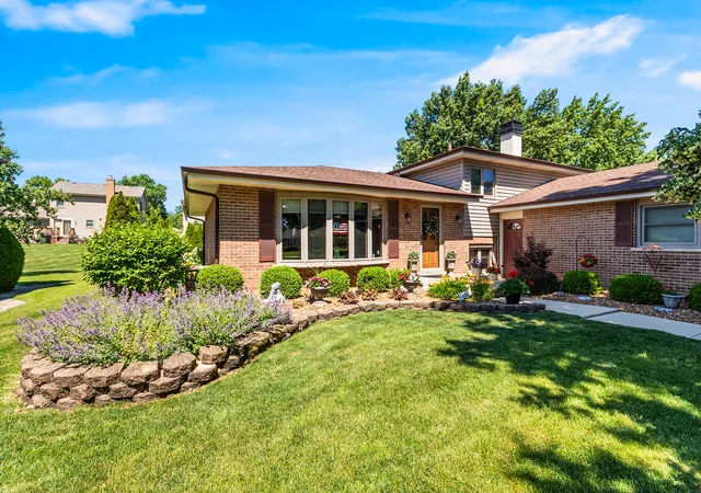 2nd image of 7706 Hayenga Ln, Darien, IL 60561 | MLS# 12662039